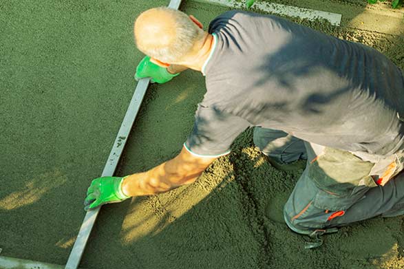 paysagiste béton marche patio bord piscine